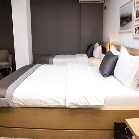 Triss Hotel Тирана Екстер'єр фото