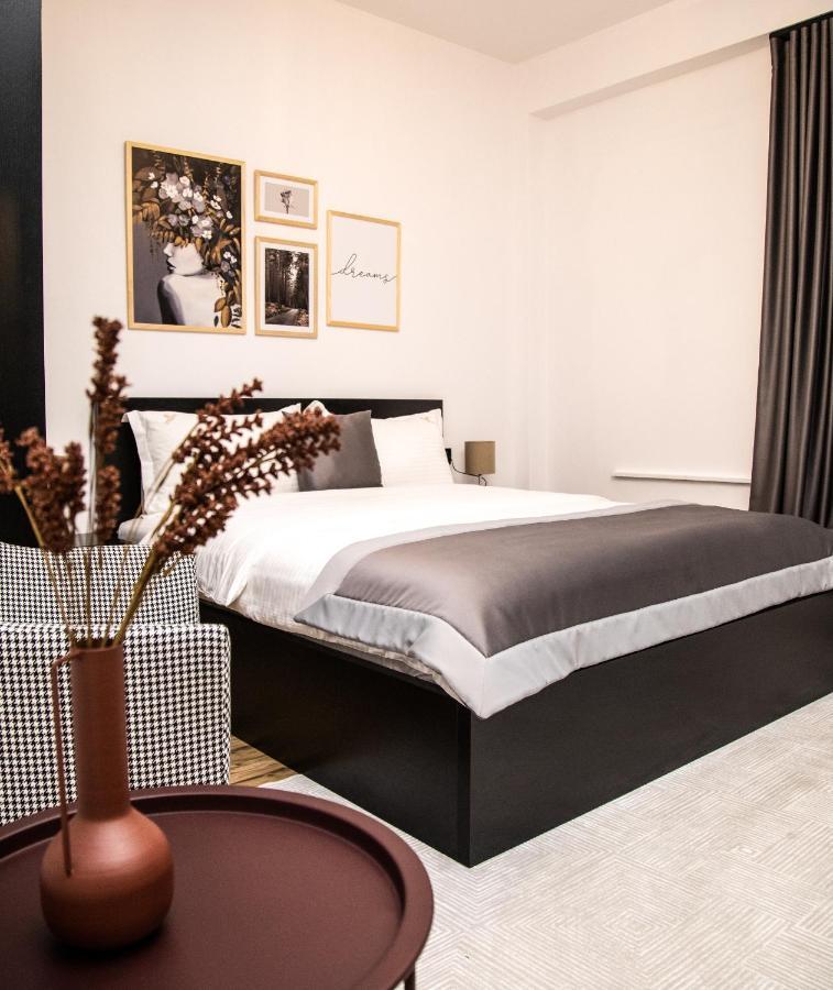 Triss Hotel Тирана Екстер'єр фото