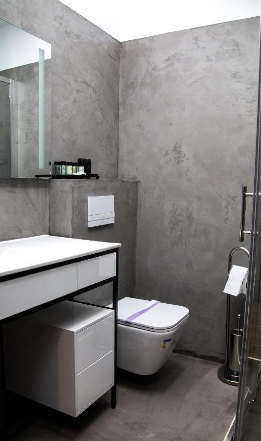 Triss Hotel Тирана Екстер'єр фото