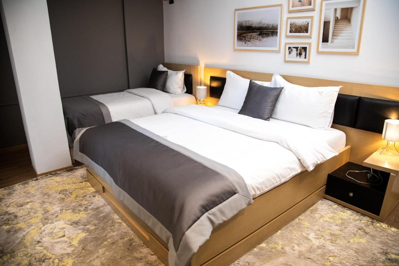 Triss Hotel Тирана Екстер'єр фото